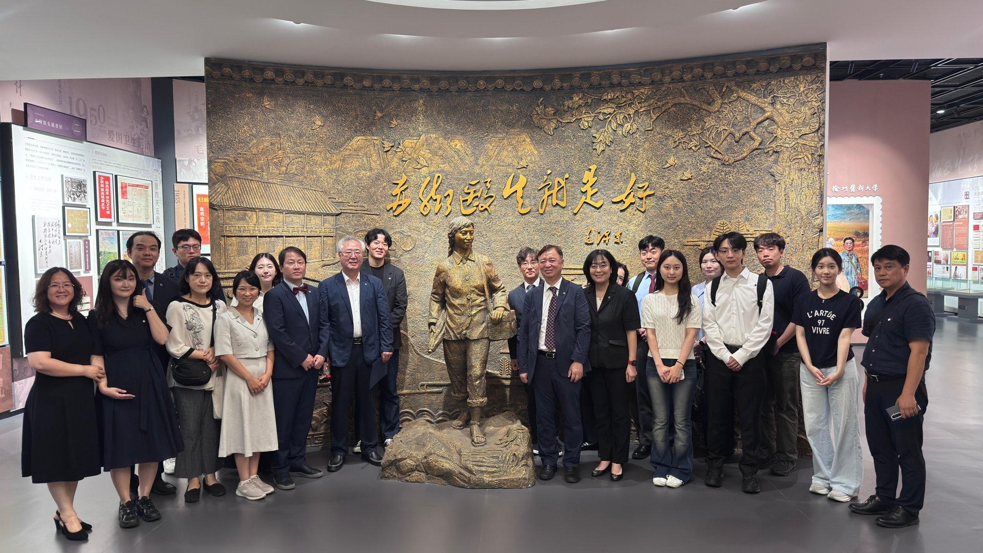 国际合作与交流处处长胡斌主持见面会