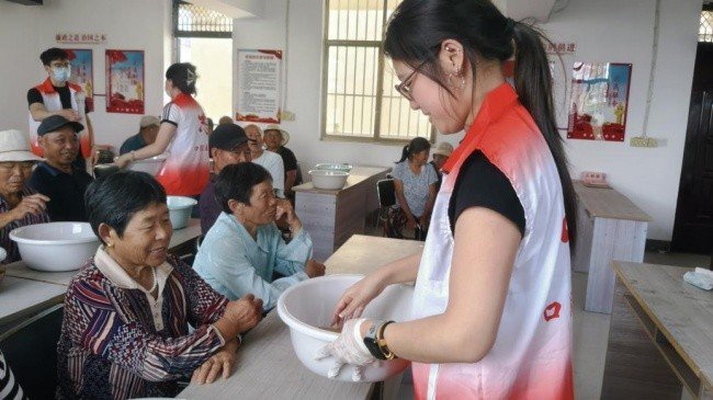 以“义诊服务+红色研学”双线并行的形